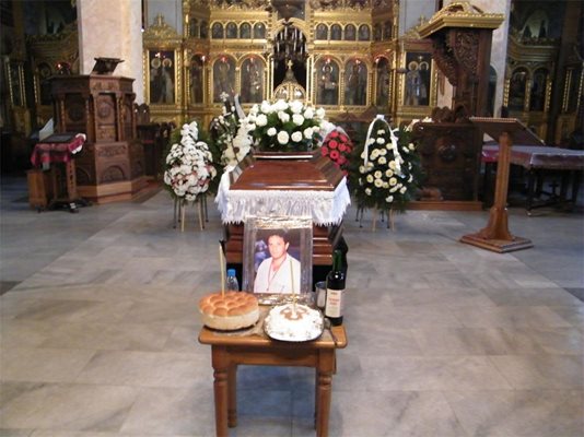 Погребението на Валерий Найденов на 1 ноември т.г. в софийската църква "Св. Георги". В 13 ч утре там ще отслужат панихида за 40 дни от смъртта му. 

СНИМКА: ОРЛИН ПЕНЕВ