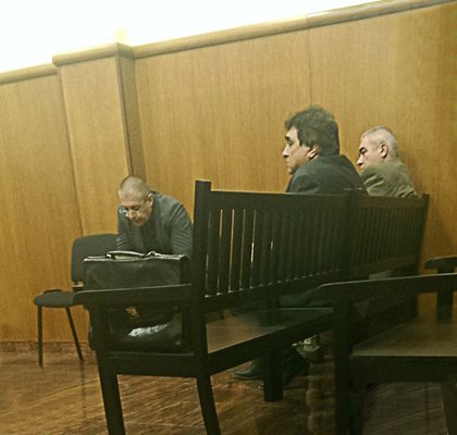 Митко и Кольо Колеви на подсъдимата скамейка в специализирания съд, заедно с адвоката им