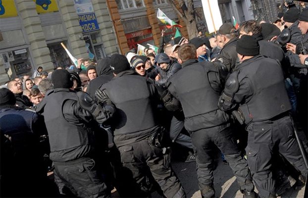 Силите на реда в сблъсък с тълпата пред Джумая джамия.