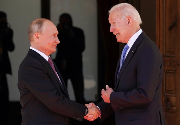 Един от най-запомнящите се кадри от срещата на Владимир Путин с Джо Байдън в Женева миналата сряда беше тяхното ръкостискане.