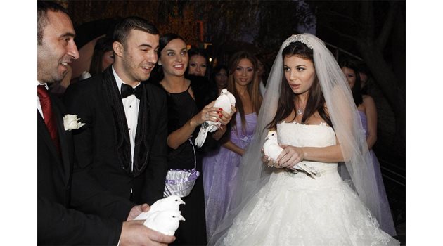 ПОЛЕТ: Младоженците и кумовете Георги и Нина Семерджиеви пускат бели гълъби.
