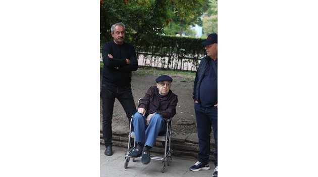 Последното публично появяване на Виктор Вълков в инвалидна количка на погребението на бизнесмена Борислав Дионисиев.