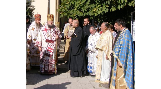 Дядо Григорий (вторият от ляво на дясно) със свещеници от Врачанската епархия