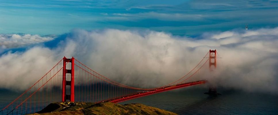 Мостът Голдън гейт в Сан Франциско е емблемата на града, но много често е обвит в мъгла и духа силен вятър.