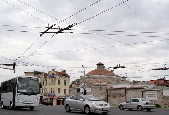 Кръстовището до баня "Старинна" в Пловдив ще бъде затворено в петък и събота.