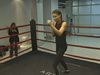 Моделът на секси бельо Адриана Лима поддържа форма с бокс (видео)