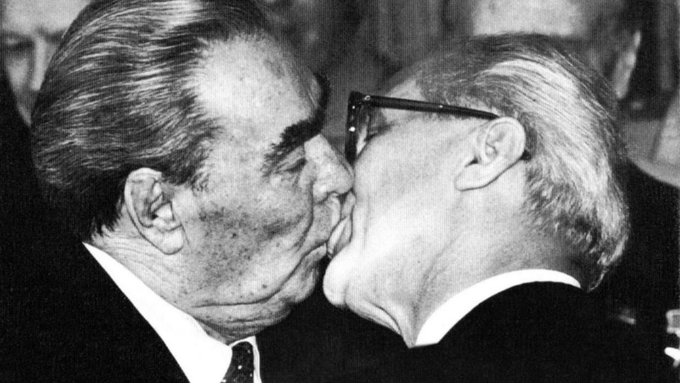 Социалистическата братска целувка - патент на Брежнев. Тодор Живков тайно  се притеснявал да не му лепне някоя инфекция - 168 Часа