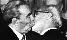 Социалистическата братска целувка - патент на Брежнев. Тодор Живков тайно се притеснявал да не му лепне някоя инфекция