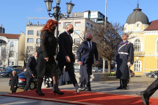 Румен Радев и Илияна Йотова при влизане в сградата на парламента.