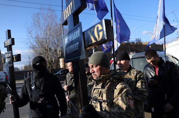 Украинци протестират пред посолството на Москва в Киев.
СНИМКА РОЙТЕРС