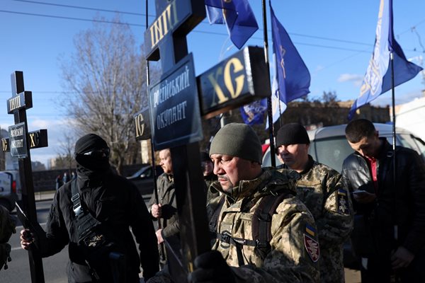 Украинци протестират пред посолството на Москва в Киев.
СНИМКА РОЙТЕРС