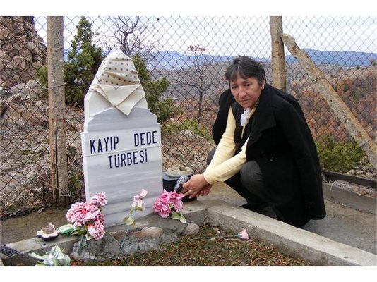 Селиме Сюлейман пред гроба на Каип баба