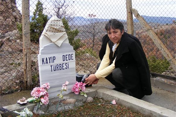 Селиме Сюлейман пред гроба на Каип баба