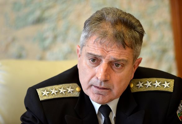 Началникът на отбраната на България адмирал Емил Ефтимов