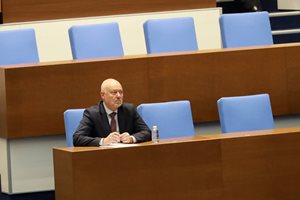 Тагарев се оплака, че за 2 седмици изкарал 10 часа в парламента