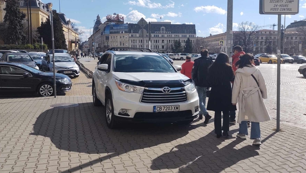 Депутатът Румен Гечев препречи с колата си тротоара пред парламента, бързал за гласуване (Снимки)