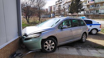 Кола се блъсна в заведение в Горна Оряховица, шофьорът изчезна (Снимки)
