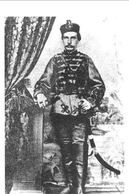 Връщайки се от Трентино, където се бие за обединението на Италия, гарибалдиецът Никола Войводов се отбива във фотостудио и позира с хусарска униформа.