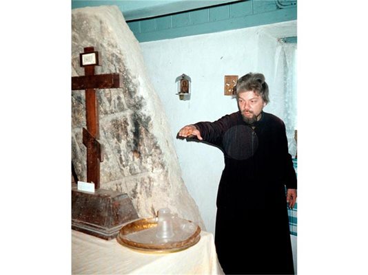 Бившият игумен Пламен показва колко малък е бил камъкът, който расте в олтара на църквата в Горнобогровския манастир.
