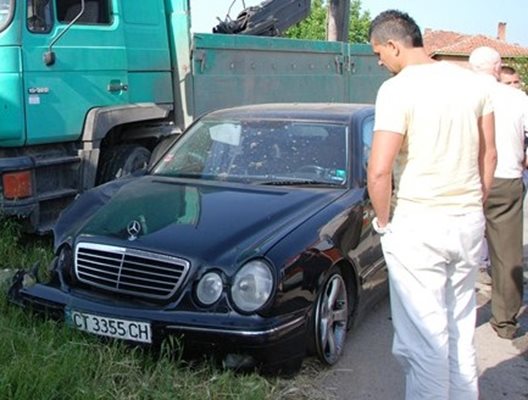 След неправилно изпреварване колата на владиката се заби в камион