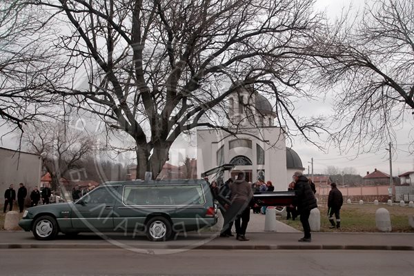 Катафалка отнася трупа към гробищата