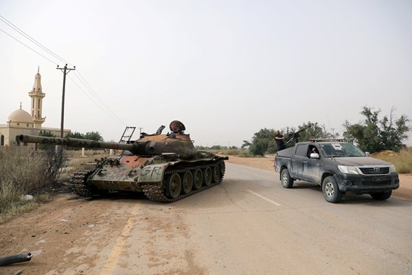 Бойци от проправителствените части на превзети от Хафтар позиции в Ал Хира, югозападните предградия на Триполи