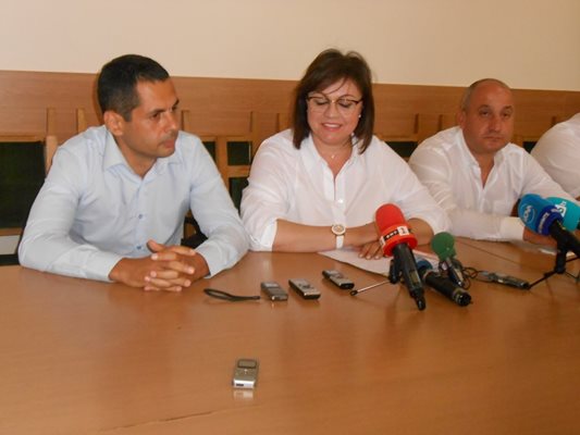 Корнелия Нинова даде пресконференция след заседанието на Изпълнителното бюро, което сне доверието от местния лидер Борислав Гуцанов.