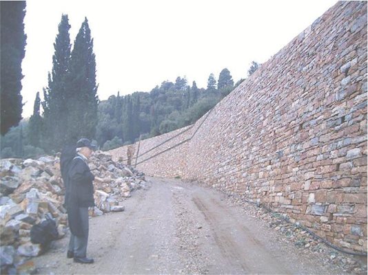 С много труд монаси и поклонници укрепват маслиновата горичка край манастира.
