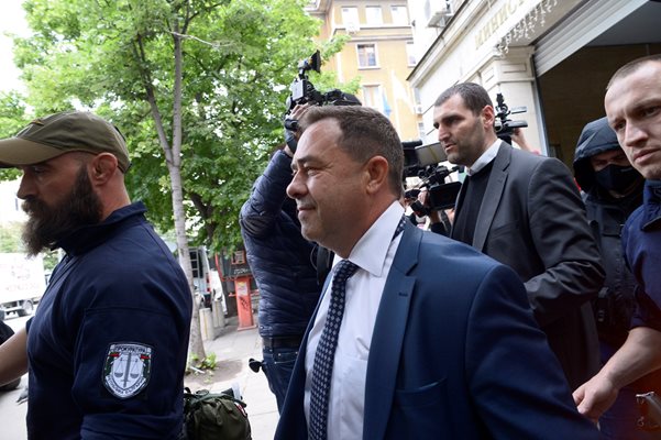 Прокурор Ангел Кънев извежда Красимир Живков от министерството през май. 