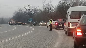 Кола се обърна заради куче, по чудо няма загинали