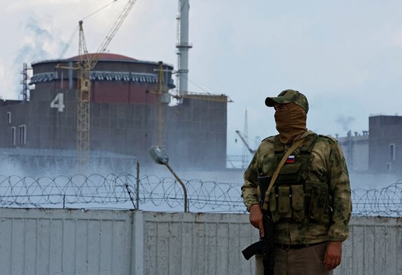Руски военни охраняват най-голямата АЕЦ в Европа "Запорожие", което е на украинска територия Снимка Ройтерс
