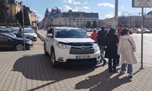 Депутатът Румен Гечев препречи с колата си тротоара пред парламента (Снимки)