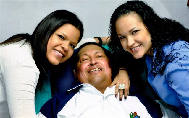Последната снимка на Чавес е с най-голямата му щерка (вдясно) и сестра й Мария Габриела