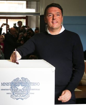 Матео Ренци гласува на референдума.