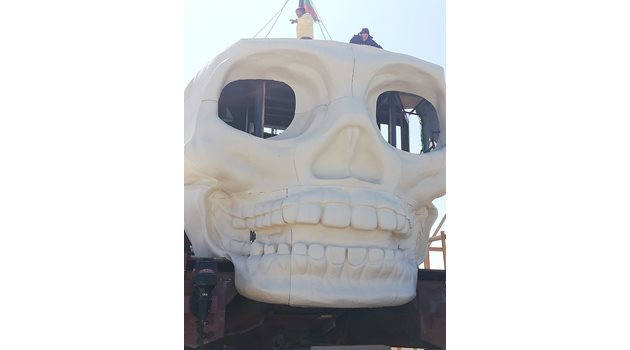 Новият пиратски кораб привлича погледите на кея в Поморие. Снимки:Авторът