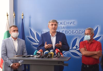 The leader of the MRF, Mustafa Karadayi, and the vice-presidents of the movement, Ahmed Ahmedov (left) and Yordan Tsonev, announced the party's decision at the headquarters of the capital.  PHOTO: VELISLAV NIKOLOV