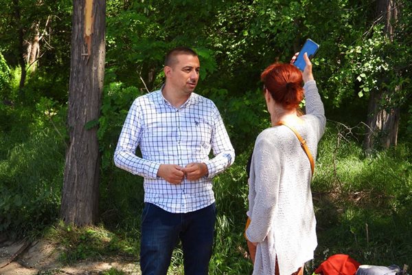 Димитър Колев инспектира прокарването на новата алея.