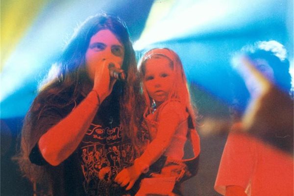 Атанас Пенев пее на сцената заедно с дъщеря си.