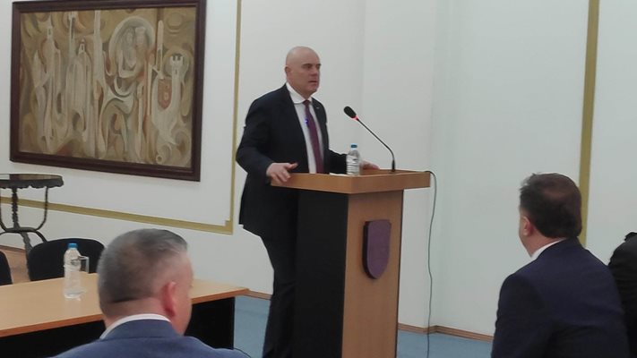 Главният прокурор Иван Гешев на първата от поредицата регионални срещи с местни кметове във Велико Търново, договорени с НСОРБ. Снимки ДИМА МАКСИМОВА