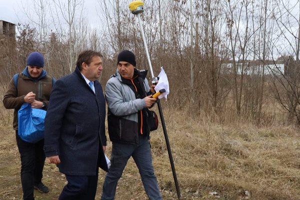 Регионалният министър Иван Шишков разглежда терена в "Горна Баня"