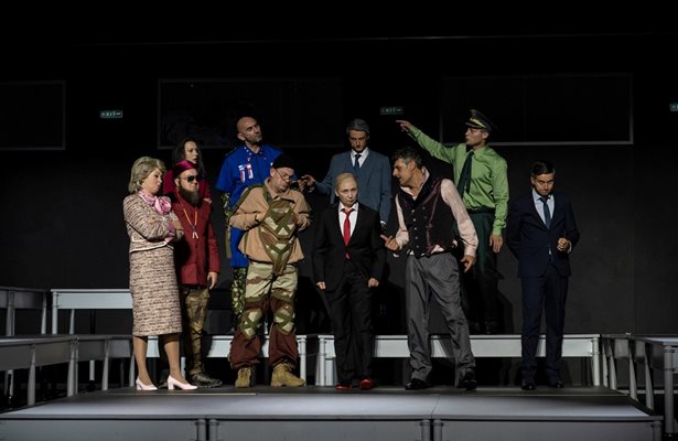 Путин с обкръжението си в сцена от представлението