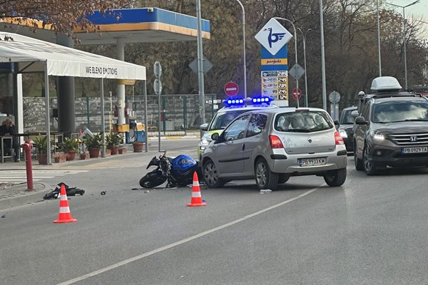 Блъснатият мотор, който ограничава движението по бул. "Васил Априлов".