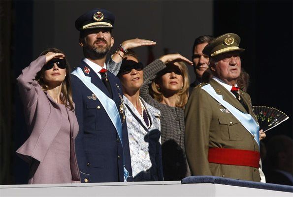 От ляво на дясно: принцеса Летисия, престолонаследникът принц Фелипе, инфанта Елена, инфанта Кристина и крал Хуан Карлос наблюдават военен парад в Мадрид във все още добрите времена за фамилията.