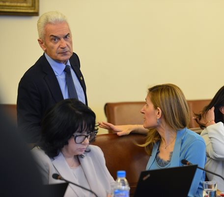 Волен Сидеров седна на втория ред в залата на правителството, точно зад гърба на вицепремиера.