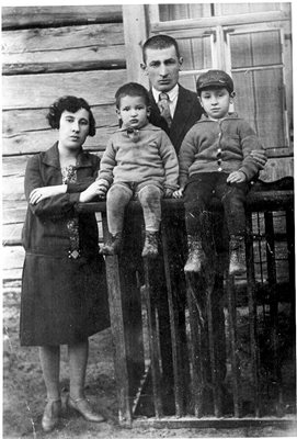 Аз (отдясно), брат ми Гершон (Джиджи); и родителите ни Сара и Ицхак Перски, във Вишнево, 1928 г. Архив на Шимон Перес