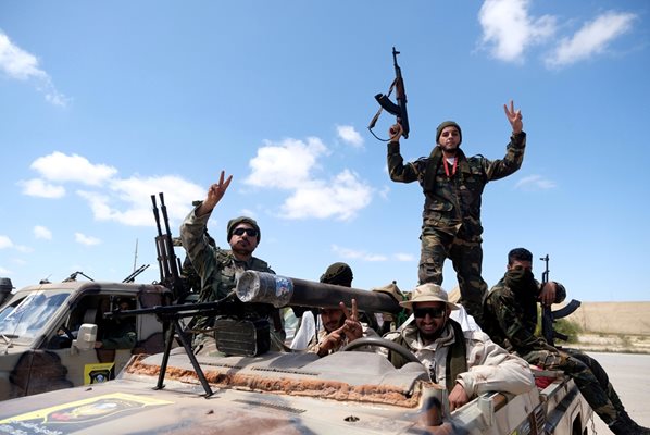 Кадър с бойци на Хафтар, за които се твърди, че са тръгнали от Бенгази, за да се включат като подкрепления на частите, обсаждащи Триполи.