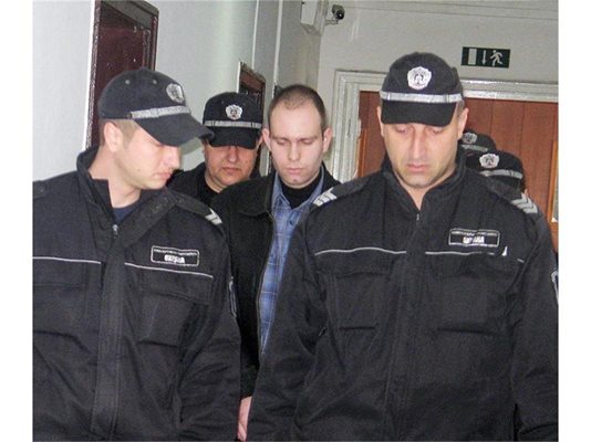 Полицаи водят Светослав Дончев към съдебната зала. СНИМКИ: АВТОРЪТ И АРХИВ