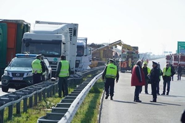 Петима остават в болница след верижната катастрофа с тирове край Хасково