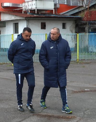 Телкийски и Стоилов излизат заедно за тренировката на "Левски" на "Герена" на 6 декември. 