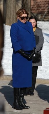 Десислава Радева в елегантен сет в синьо